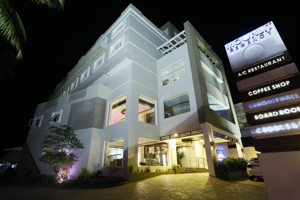 Hotel Moonlit Regency Thodupuzha Exteriör bild